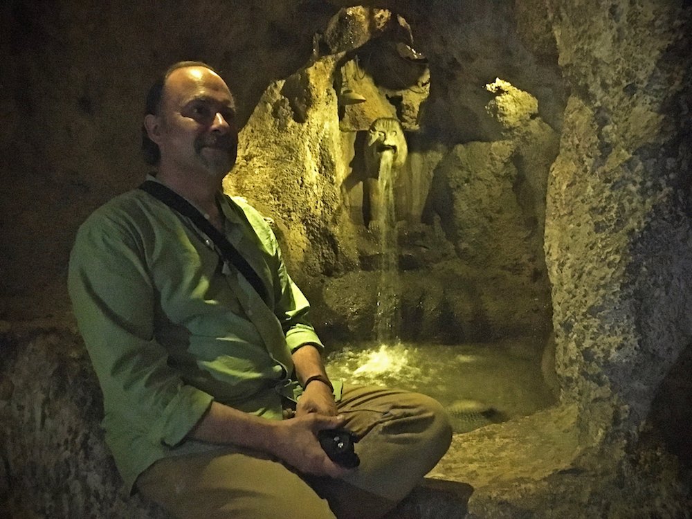 En la cueva de la fuente (Shiraz) Web